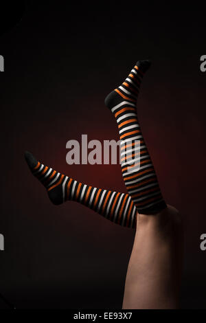 Schöne Beine in eine lange bunte Socken Stockfoto