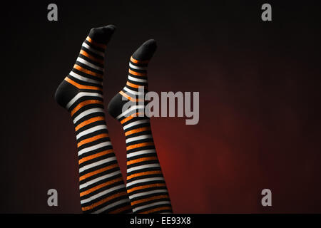 Schöne Beine in eine lange bunte Socken Stockfoto