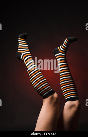 Schöne Beine in eine lange bunte Socken Stockfoto