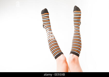 Schöne Beine in eine lange bunte Socken Stockfoto