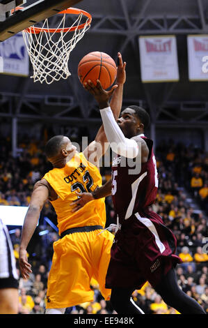 Wichita, Kansas, USA. 15. Januar 2015. Southern Illinois Salukis bewachen Anthony Beane (25) Laufwerke in den Korb gegen Wichita State Shockers Garde Tekele Cotton (32) bei der NCAA Basketball-Spiel zwischen der Southern Illinois Salukis und die Wichita State Shockers in Charles Koch Arena in Wichita, Kansas. Kendall Shaw/CSM/Alamy Live-Nachrichten Stockfoto