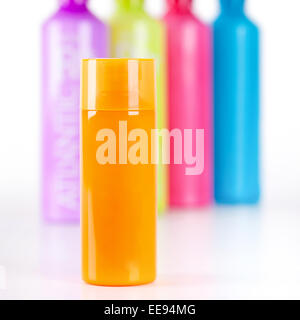 Mehrfarbige Neon-Lotion-Flaschen mit Dispenser-Pumpe Stockfoto