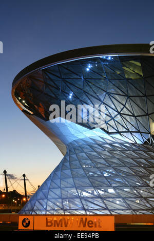 Architektur, Autohersteller, Automobilkonzern, BMW, Bau, Bauwerk, Bayern, Deutschland, Europa, Fabrik, Fernsehturm, Firma, Gebae Stockfoto