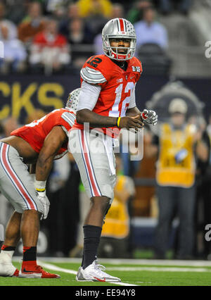 Ohio State Quarterback Cardale Jones (12) befasst sich mit der Seitenlinie für ein Spiel im College Football Playoff-Landesmeisterschaft im AT&T Stadium Montag, 12. Januar 2015, in Arlington, Texas. Stockfoto