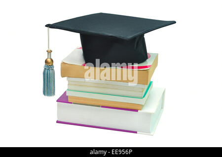 Graduation Cap auf einem Stapel Bücher, isoliert auf weiss Stockfoto