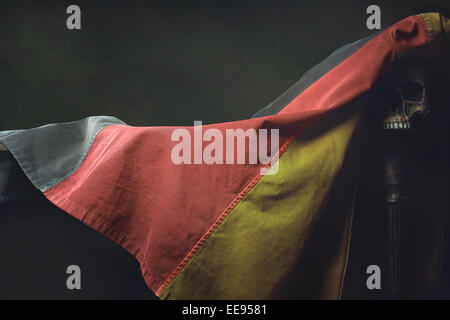 Vanitas der deutschen Flagge mit Totenkopf Stockfoto