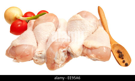 Rohe Hähnchenschenkel mit Gemüse, isoliert auf weißem Hintergrund Stockfoto