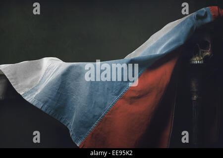 Vanitas der russischen Flagge mit menschlichen Schädel Stockfoto