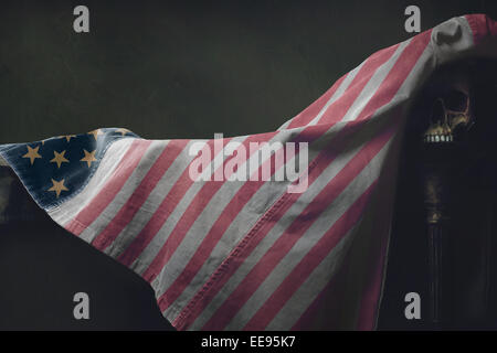 Vanitas der amerikanischen Flagge mit menschlichen Schädel Stockfoto