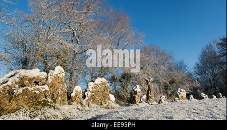 Die Rollright Stones im Schnee im Winter überdacht. Oxfordshire, England. Panorama Stockfoto