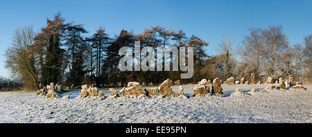 Die Rollright Stones im Schnee im Winter überdacht. Oxfordshire, England. Panorama Stockfoto