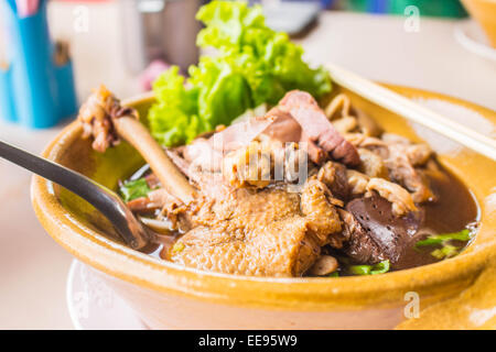 Ente-Nudelsuppe auf dem Tisch. Stockfoto