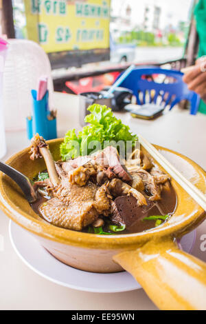 Ente Nudelsuppe in Thailand. Stockfoto