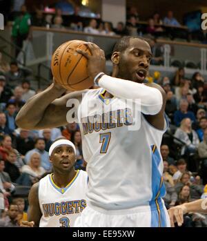 Denver, Colorado, USA. 14. Januar 2015. Nuggets J.J.HICKSON packt einen Rebound für sein Team während des 2.. Die Hälfte im Pepsi Center Mi. Nacht. Die Nuggets schlagen die Mavericks 114-107. Bildnachweis: Hector Acevedo/ZUMA Draht/Alamy Live-Nachrichten Stockfoto