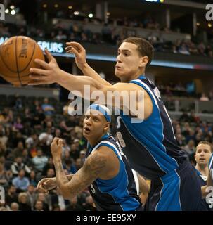 Denver, Colorado, USA. 14. Januar 2015. Mavericks DWIGHT POWELL versucht, eine lockere Kugel während des 2. zu greifen. Die Hälfte im Pepsi Center Mi. Nacht. Die Nuggets schlagen die Mavericks 114-107. Bildnachweis: Hector Acevedo/ZUMA Draht/Alamy Live-Nachrichten Stockfoto