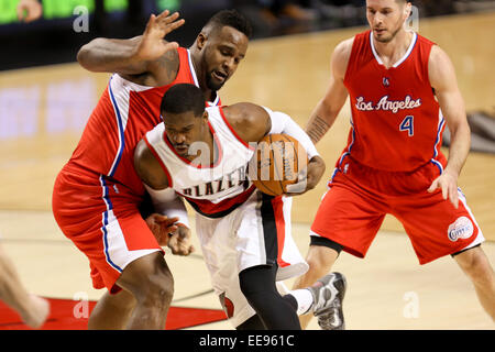 14. Januar 2015 - WESLEY MATTHEWS (2) Laufwerke auf den Reifen. Der University of Oregon spielt Oregon State Stadium Orchesterprobe am 29. November 2014. © David Blair/ZUMA Draht/Alamy Live-Nachrichten Stockfoto