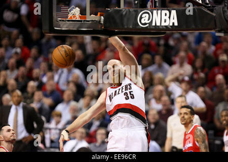 14. Januar 2015 - dunks CHRIS KAMAN (35) den Ball. Der University of Oregon spielt Oregon State Stadium Orchesterprobe am 29. November 2014. © David Blair/ZUMA Draht/Alamy Live-Nachrichten Stockfoto