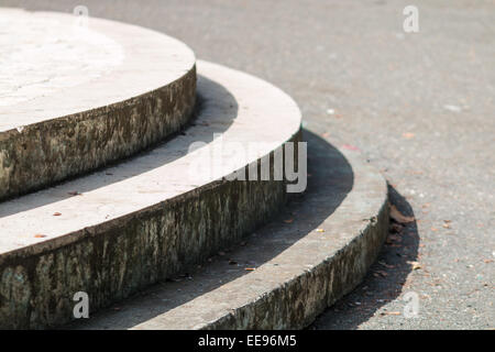 Schritte um Beton und Ziegel im Stadtpark Stockfoto