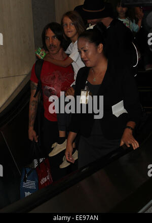 Anthony Kiedis kommt am internationalen Flughafen Los Angeles (LAX) Flughafen mit seiner Tochter Everly Featuring: Anthony Kiedis, Everly Bear Kiedis wo: Los Angeles, California, Vereinigte Staaten von Amerika bei: 12. Juli 2014 Stockfoto