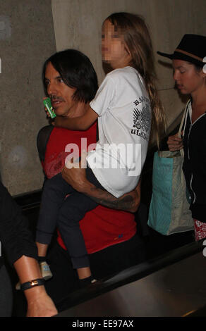 Anthony Kiedis kommt am internationalen Flughafen Los Angeles (LAX) Flughafen mit seiner Tochter Everly Featuring: Anthony Kiedis, Everly Bear Kiedis wo: Los Angeles, California, Vereinigte Staaten von Amerika bei: 12. Juli 2014 Stockfoto