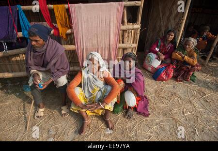 (150115)--Kalkutta, 15. Januar 2015 (Xinhua)--indische Pilger warten auf ihre Angehörigen in die fehlenden Personen Informationscenter unter Gangasagar, etwa 150 km südlich von Kalkutta, Hauptstadt des östlichen indischen Bundesstaat Westbengalen, 15. Januar 2015. Eine große Anzahl von Pilgern aus entlegenen Ecken Indiens bekamen von ihren Angehörigen während einer Messe getrennt zieht Hunderttausende von Hindu-Pilger für ein heiliges Bad an der Mündung des Flusses Ganges und dem Golf von Bengalen anlässlich Makar Sankranti, ein heiliger Tag des hinduistischen Kalenders betrachtet von großer religiöser Bedeutung in Hindu zu sein Stockfoto