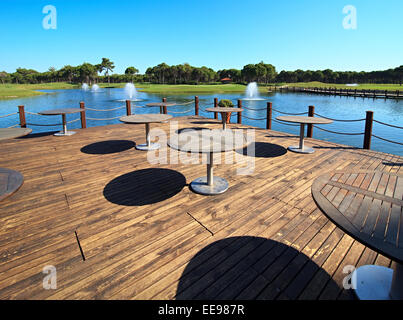 Cafe auf dem künstlichen Teich mit Springbrunnen. Stockfoto