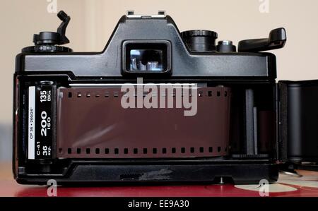 Eine alte Spiegelreflexkamera Film geladen mit einer 35mm-Film-Kassette Stockfoto