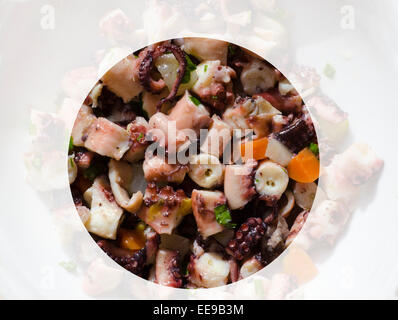 Stücke von Tintenfisch Tentakeln der Oktopus-Salat - Meeresfrüchte Vorspeise Stockfoto