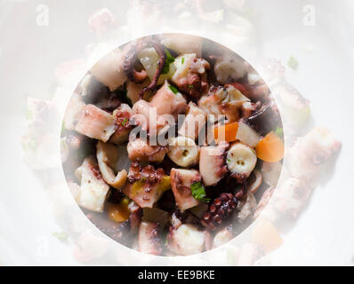 Stücke von Tintenfisch Tentakeln der Oktopus-Salat - Meeresfrüchte Vorspeise Stockfoto