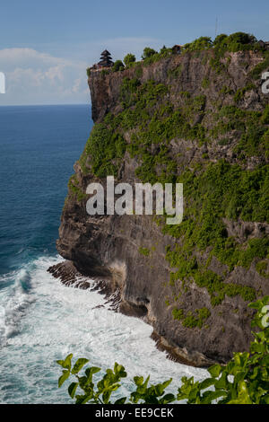 Eine Klippe am Meer mit einem Hindu-Tempel (Pura Luhur/Luhur-Tempel), der auf ihm in Uluwatu, Badung, Bali, Indonesien, errichtet wird. Stockfoto