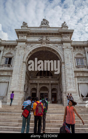 Menschen am Haupteingang der Victoria Memorial Hall in Kalkutta. Stockfoto