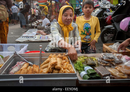 Straßenverkäufer auf einem Straßenmarkt in der Nähe des Heroes Monument (10. November Monument) und der Soekarno-Hatta Statue in Surabaya, Ost-Java, Indonesien. Stockfoto