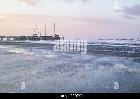 Blackpool, UK. 15. Januar 2015. UK-Wetter. Die Auswirkungen des Windes auf Blackpools Küste ersichtlich wie der Zyklon "Rachel" unlease seine Macht in Lancashire. Die stärksten Winde dürften ca. 16:00 Stunden. Bildnachweis: Gary Telford/Alamy Live News Stockfoto