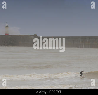 Newhaven, East Sussex, Großbritannien. Januar 2015. Die Fähre rollt in den Hafen am schweren Schwell und Wellen stürzen über den Arm. Stockfoto