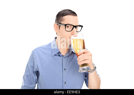 Junger Mann, trinken einen Pint Bier isoliert auf weißem Hintergrund Stockfoto