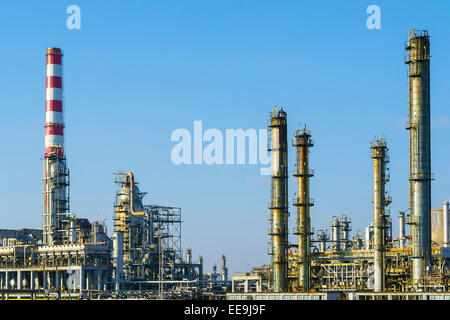 Ein Teil der eine Öl- und Gas-Raffinerie mit verschiedenen petrochemischen Anlagen Stockfoto