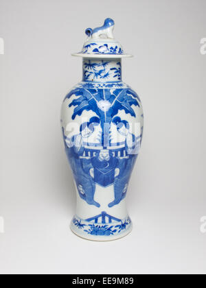 Antike chinesische 19. Jahrhundert blaue und weiße Porzellanvase und Abdeckung lackiert mit Figuren in einem Garten, 27cm hoch Stockfoto
