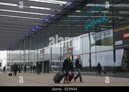 Passagiere nähern sich der Haupteingang zum Nord-Terminal des Flughafens Gatwick Stockfoto