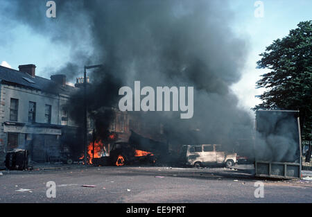 BELFAST, Großbritannien - August 1976, brennende Barrikaden während Probleme Unruhen in der Falls Road, West Belfast, 1976, Nordirland. Stockfoto