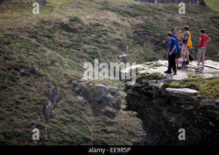 Tintagel Castle ist eine mittelalterliche Festung auf der Halbinsel von Tintagel Insel neben Tintagel Dorf in Cornwall Stockfoto