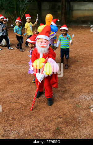 Schule Kinder feiern Weihnachten in Kerala, Indien, Santa Klausel-Kostüm Stockfoto