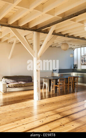 innere Breite Loft, Balken und Holzboden Stockfoto