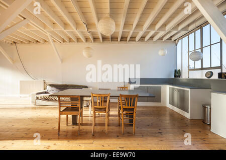 breiten Raum der Dachboden, Balken und Holzboden Stockfoto