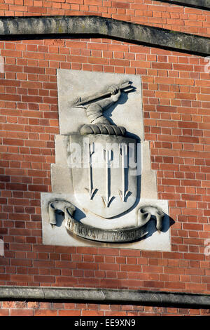 Wappen auf der Vorderseite des König Henry VIII School, Coventry, UK Stockfoto