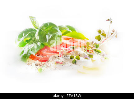 Salat auf weißem Hintergrund Tomate Basilikum Olivenöl Gewürze Sauerampfer helles Licht durch Gesundheit gesund Fit Fitness unabhängig Stockfoto