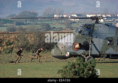 South Armagh, Großbritannien - Dezember 1985, Royal Air Force Hubschrauber abholen der britischen Armee-Soldaten, die auf Grenzpatrouille in South Armagh, Nordirland während der Unruhen waren, Stockfoto