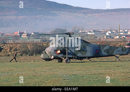 South Armagh, Großbritannien - Dezember 1985, Royal Air Force Hubschrauber abholen der britischen Armee-Soldaten, die auf Grenzpatrouille in South Armagh, Nordirland während der Unruhen waren, Stockfoto