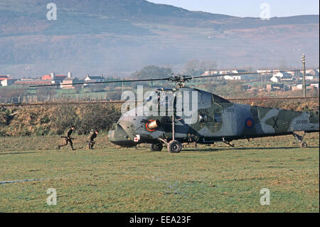 South Armagh, Großbritannien - Dezember 1985, Royal Air Force Hubschrauber abholen der britischen Armee-Soldaten, die auf Grenzpatrouille in South Armagh, Nordirland während der Unruhen waren, Stockfoto