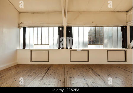 große Loft, Balken und Holzboden Stockfoto