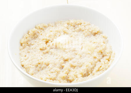 Quinoa-Porridge mit Banane und Zimt Stockfoto